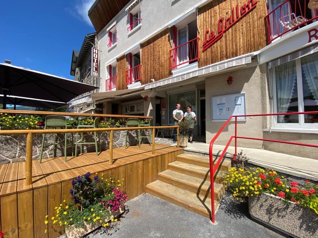 Hotel Restaurant Le Grillon Chambon-sur-Lac Exterior photo