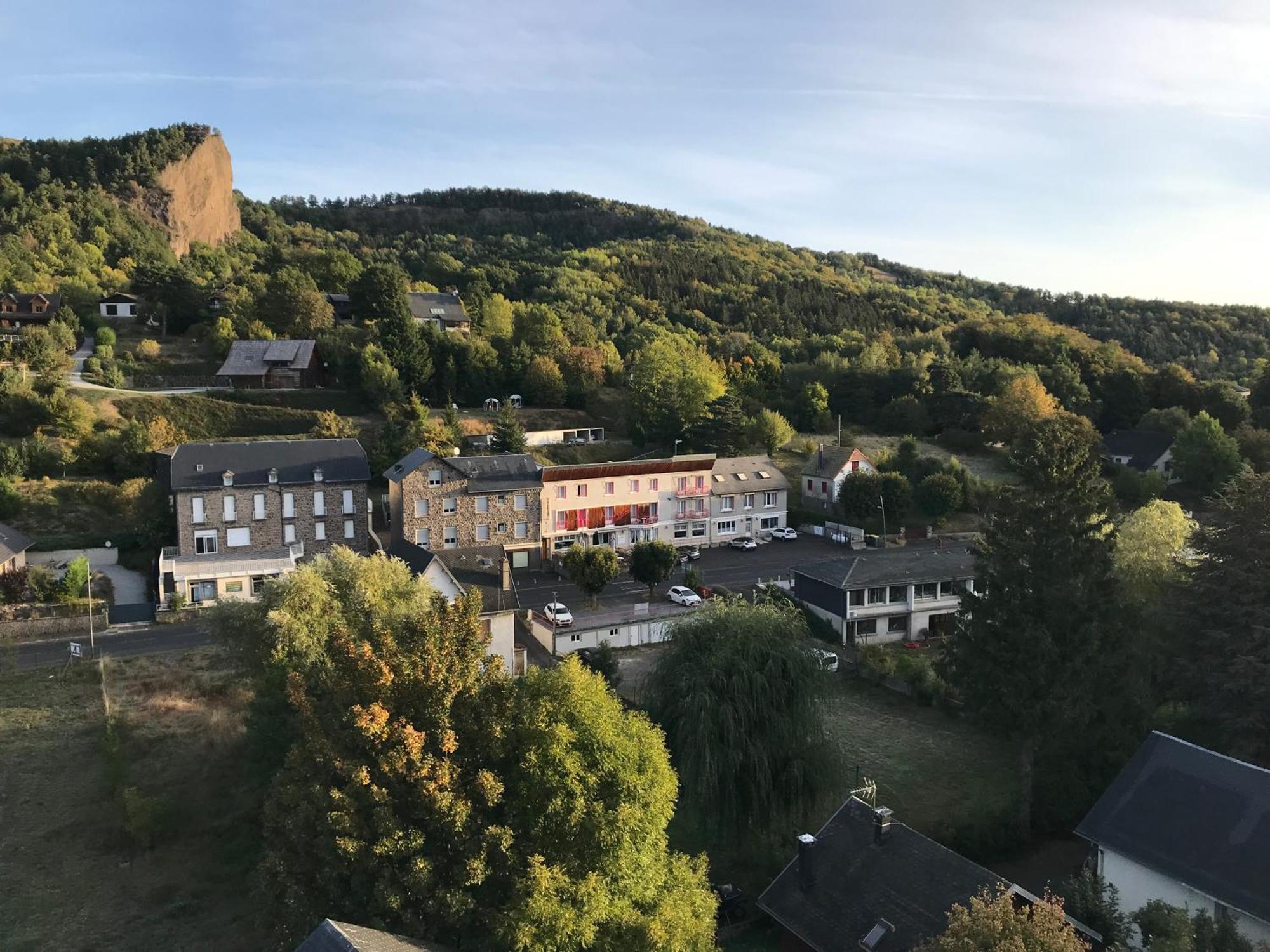 Hotel Restaurant Le Grillon Chambon-sur-Lac Exterior photo